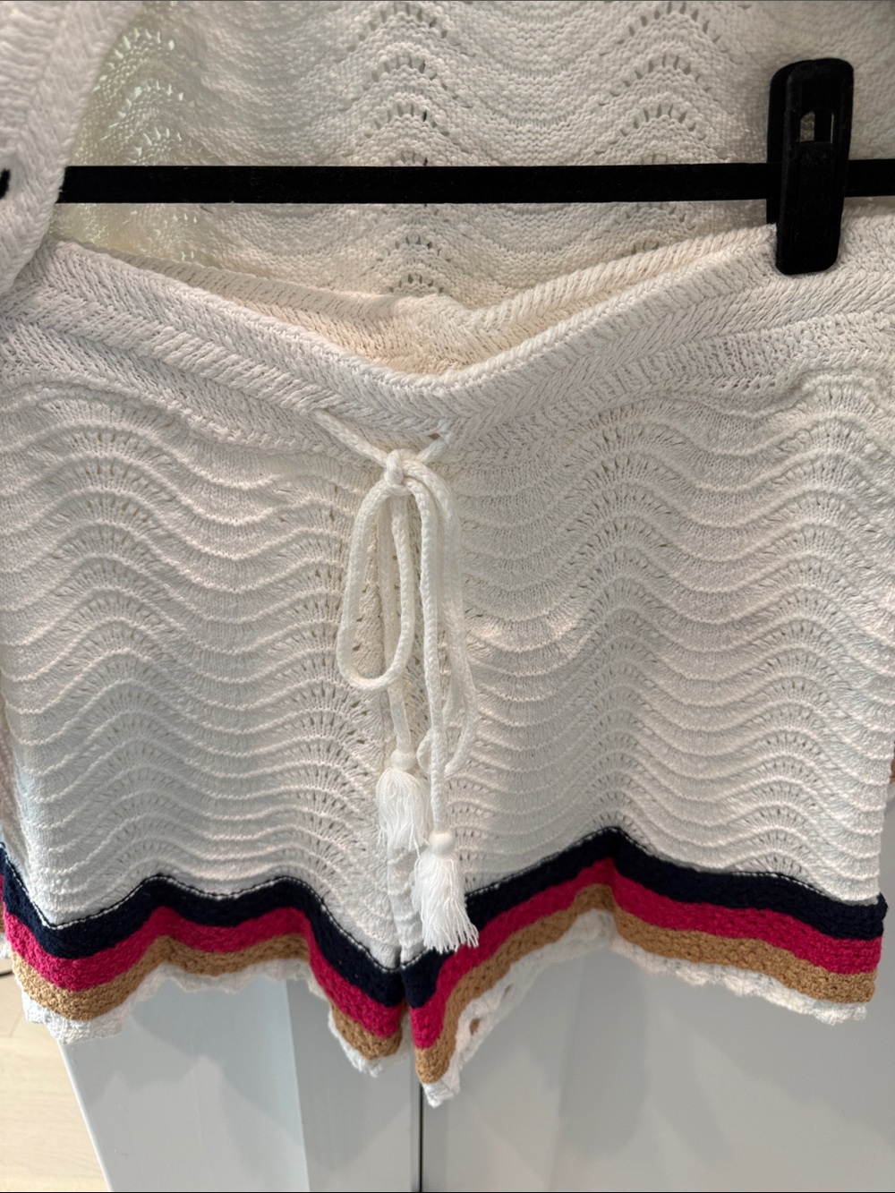 House of Harlow 1960 White Knit Cardigan & Drawstring Shorts with Multicolor Hem - Picture 4 of 5